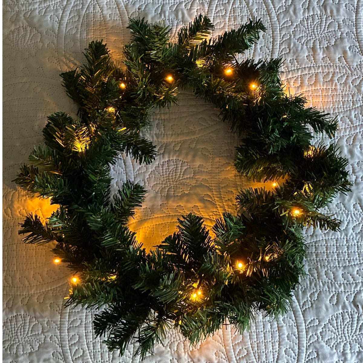 BRAND NEW ~ Realistic Christmas Pre-Lit Greenery Wreath Timer & 9 Lighting Modes