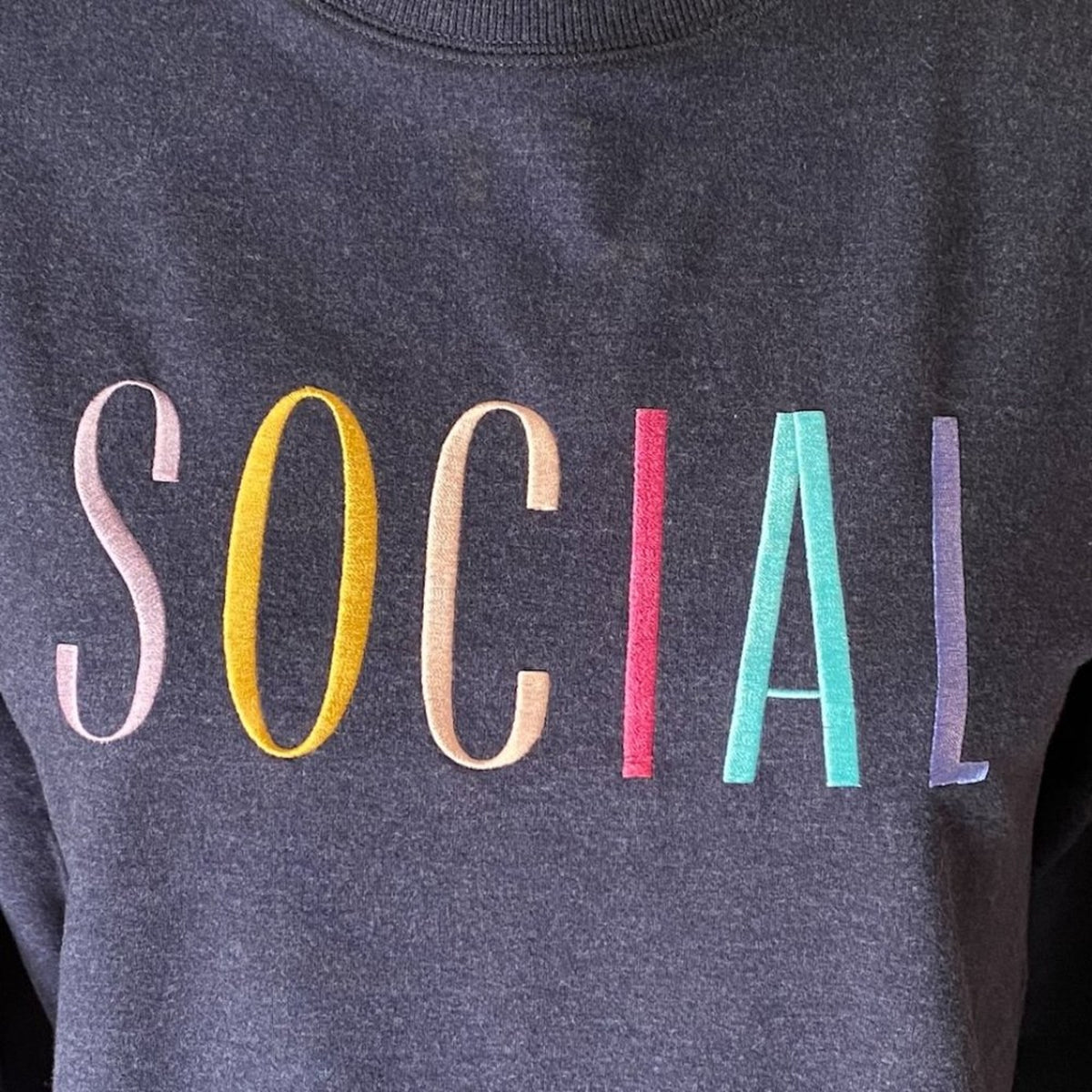 NWT ~ WILDFOX Ladies "SOCIAL" Sweatshirt ~ Navy Blue ~ Size XS ~ BRAND NEW!
